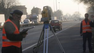 Viale Lombardia, ora inversionesotto il cavalcavia di Monza Nord