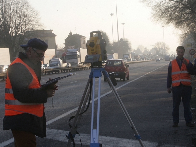 Viale Lombardia, ora inversionesotto il cavalcavia di Monza Nord