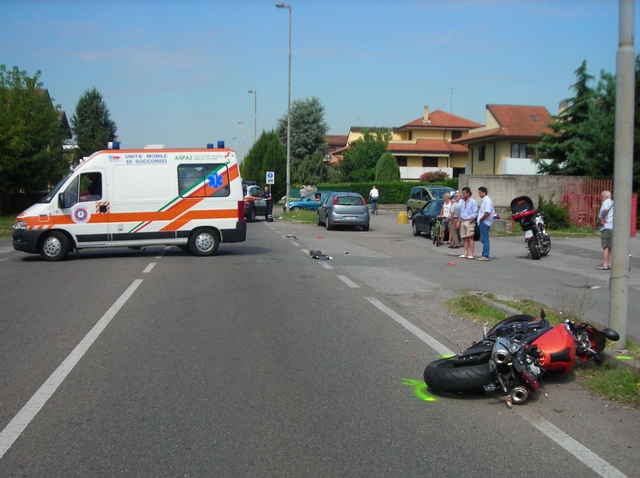 Desio, motociclista 44enne muore centrato da suv guidato da 18enne