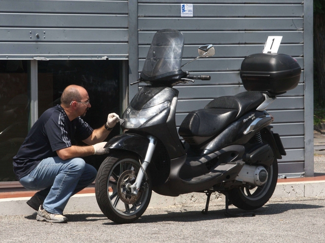 Monza, tenta rapina alla Shellpoi fugge sui tetti a mani vuote