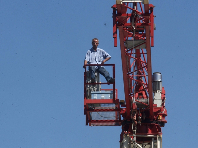 Monza, operaio senza stipendiosi arrampica sulla gru del cantiere