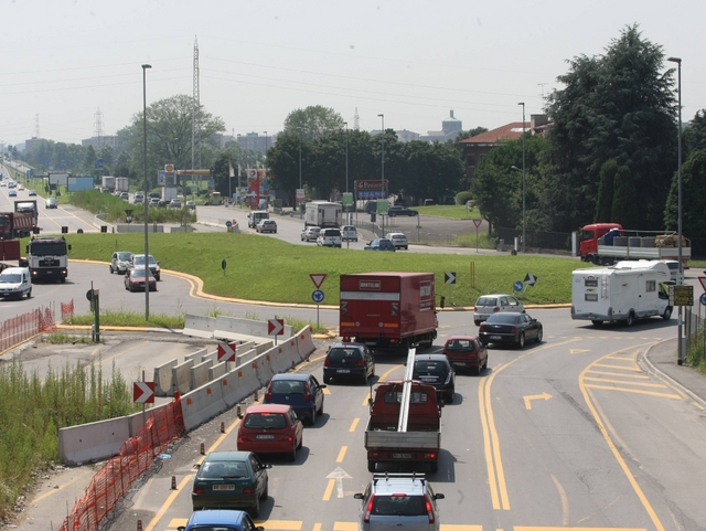 Viale Industrie, lavori tunnelRotonda a metà servizio