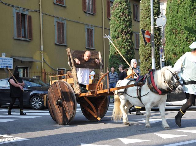 Borgo Palazzo rinasce con TEBorgando In migliaia tra bancarelle e spettacoli