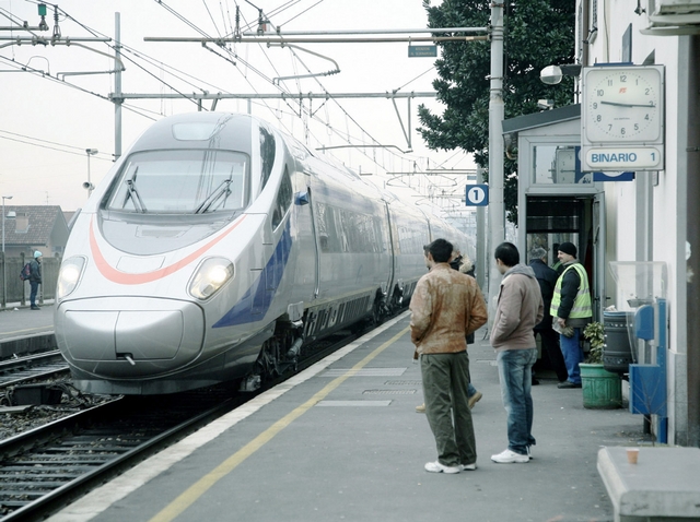 Desio: bombola del gas sui binariTreno con 100 passeggeri la urta