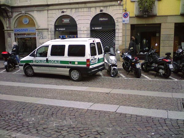 Sempre auto sui posteggi motoA Monza anche quella dei vigili