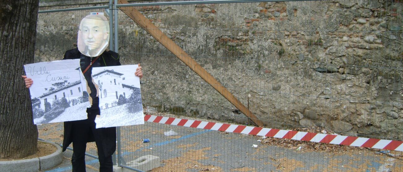 Carate, protesta per il muro: Perego si “traveste” da sindaco