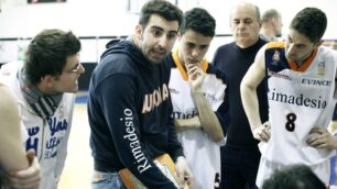 Basket, coach Davide Villa in un timeout della Rimadesio