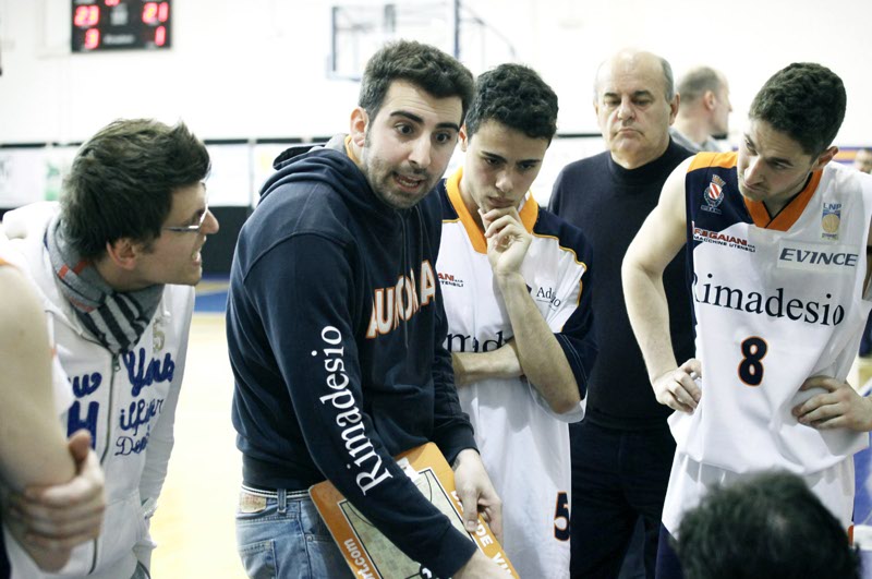 Basket, coach Davide Villa in un timeout della Rimadesio