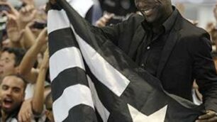 Calcio, Clarence Seedorf con la bandiera del Botafogo