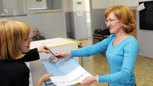 Al voto in uno dei 17 seggi di Carate Brianza