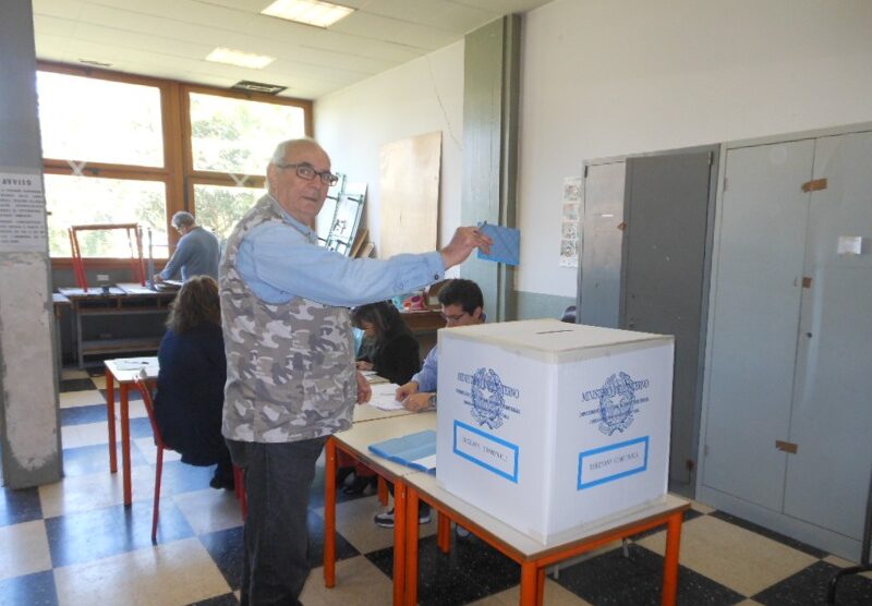 Al voto nel seggio di via Biondi a Nova Milanese