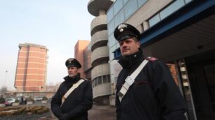 Carabinieri davanti al municipio di Desio