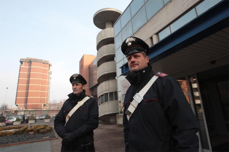 Carabinieri davanti al municipio di Desio