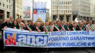 Tagli da Roma ai conti dei ComuniLa protesta dei sindaci a Milano