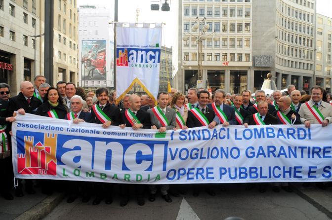 Tagli da Roma ai conti dei ComuniLa protesta dei sindaci a Milano