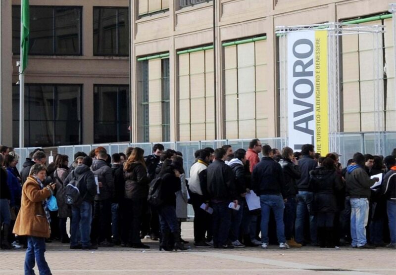 In fila per un posto di lavoro