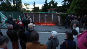 Un momento della fiaccolata a San Fruttuoso nel luogo del ritrovamento di Lea