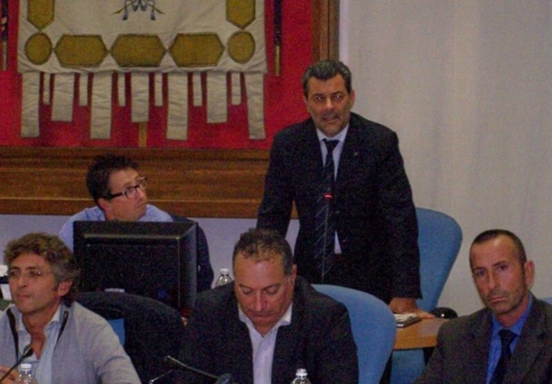 Il sindaco Giacinto Mariani con alcuni assessori in consiglio comunale