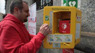 Un operatore apre la teca col defibrillatore