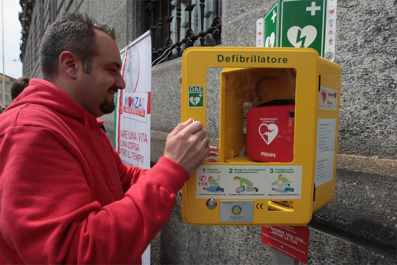 Un operatore apre la teca col defibrillatore