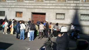 Tutti fuori dal municipio di Monza