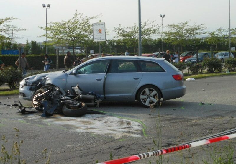 L’incidente di Paderno Dugnano: una moto si è schiantata contro un’auto