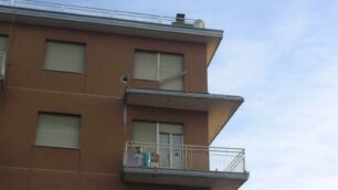 Il ragazzo è caduto da un balcone