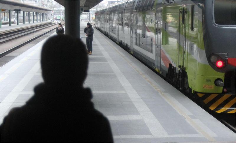 Un pendolare che aspetta un treno