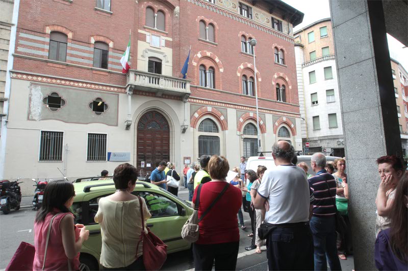 Monza, gli impiegati dell’Agenzia delle entrate in strada dopo la scossa di terremoto di venerdì 21 giugno