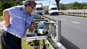 Gli agenti della polizia locale di Nibionno con gli autovelox sulla SS36