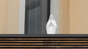 La Madonnina affacciata al balcone