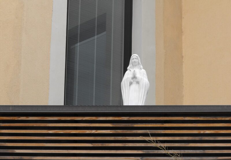 La Madonnina affacciata al balcone