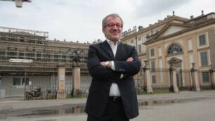 Roberto Maroni davanti al cantiere della Villa reale di Monza