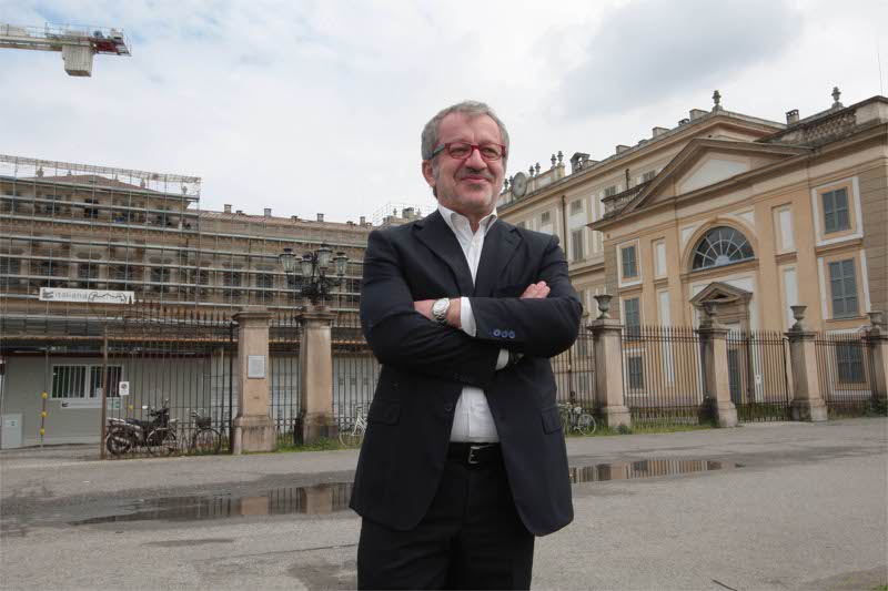 Roberto Maroni davanti al cantiere della Villa reale di Monza