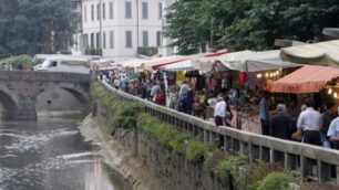 Le bancarelle lungo il Lambro per San Gerardo