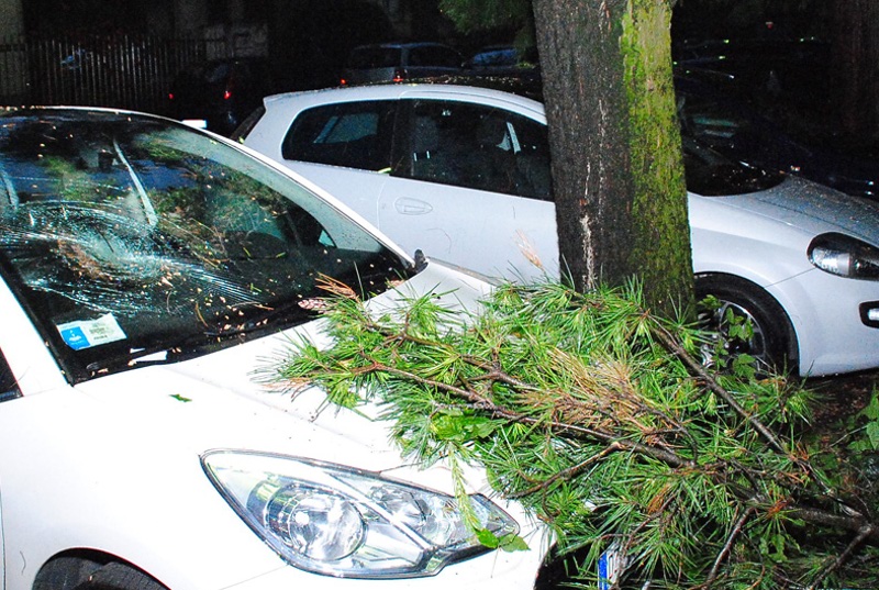 L’auto danneggiata dal nubifragio.