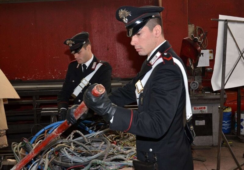 I carabinieri alle prese con del rame rubato