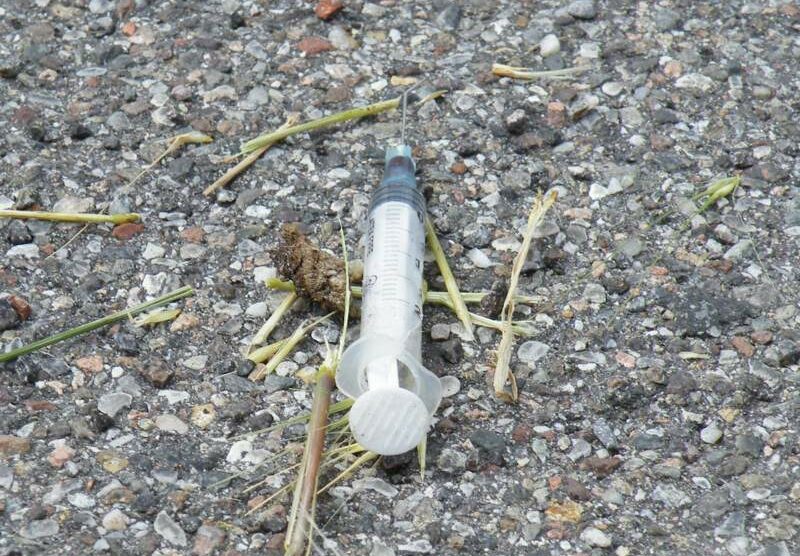 Le siringhe abbandonate nel parcheggio a pochi passi dalla scuola