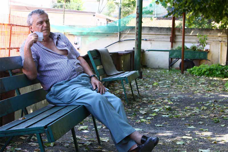 Colonnina sopra i 30 gradi, incubo per gli anziani (foto Fabrizio Radaelli)