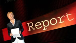 Milena Gabanelli negli studi televisivi di Report