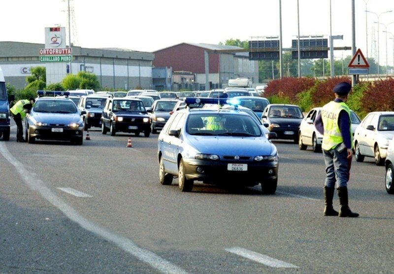 Agenti della Polizia stradale di Seregno lungo la Valassina