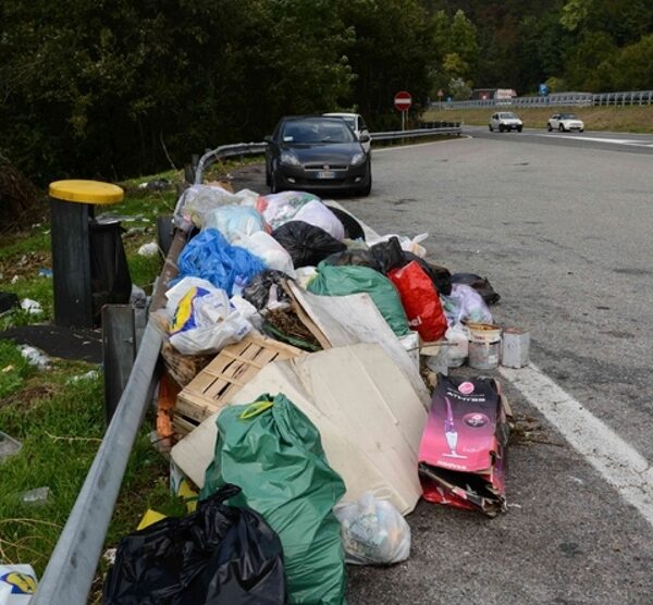 Rifiuti in una piazzola della Statale 36