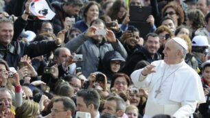 Papa Francesco saluta i fedeli