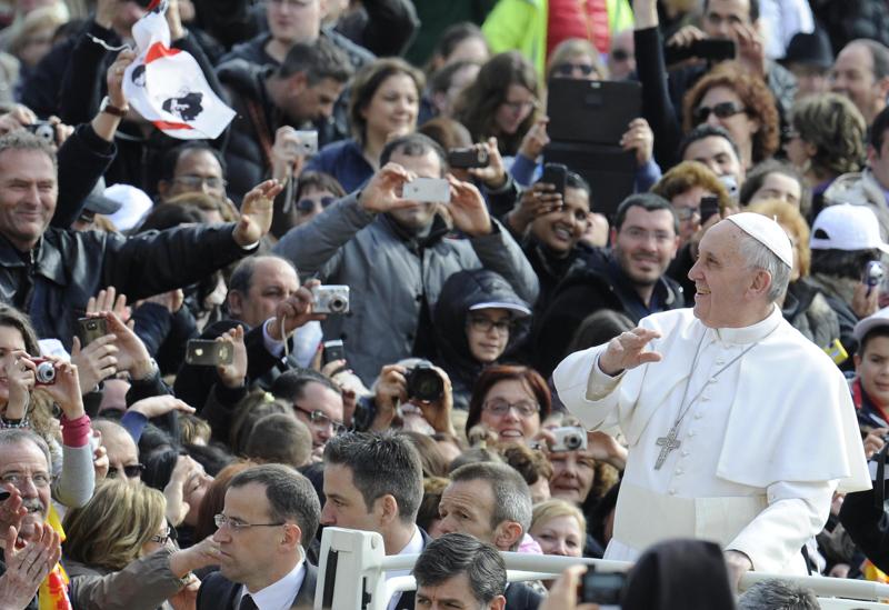 Papa Francesco saluta i fedeli