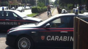 Le auto dei carabinieri in via Marsala di Brugherio