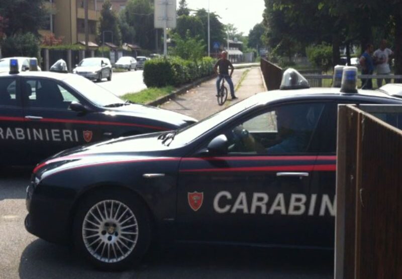 Le auto dei carabinieri in via Marsala di Brugherio