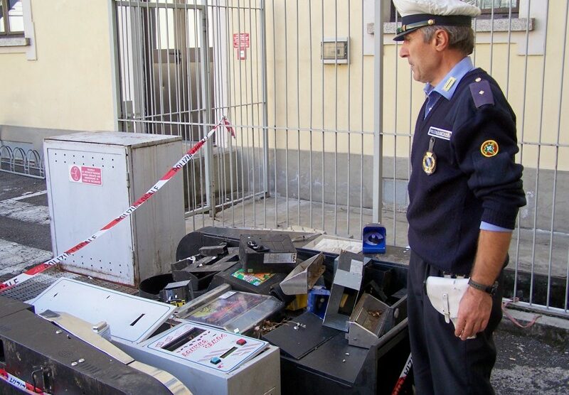 Alcune slot machine rubate recuperate dagli agenti della polizia locale a Seregno