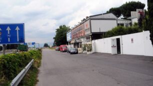 Carate, via Della Valle teatro di incidenti