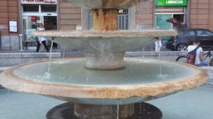 Come appariva la fontana di Piazza Indipendenza ieri pomeriggio, venerdì
