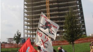 Desio: la manifestazione contro Pedemontana mentre passa  davanti al grattacielo